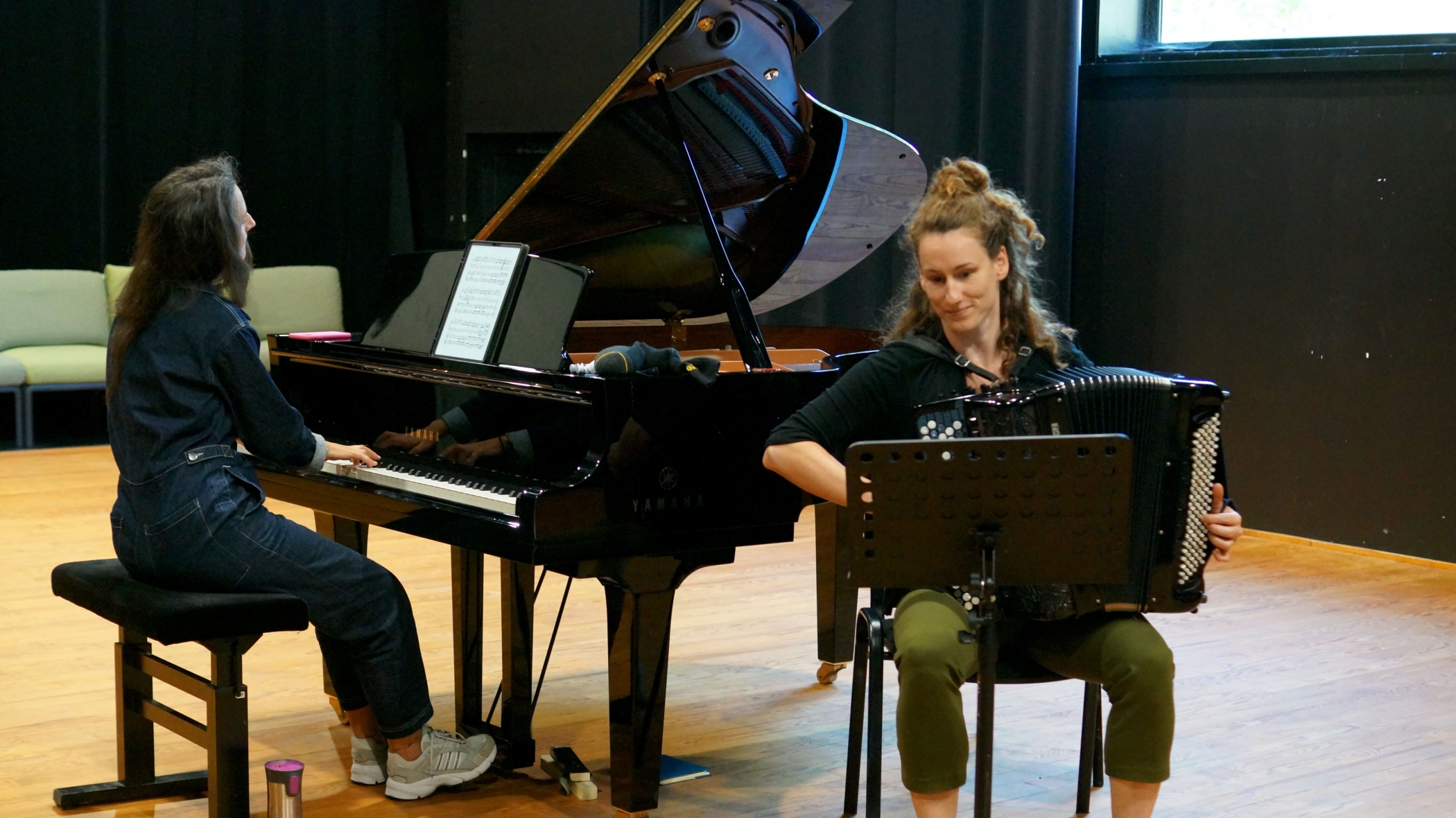 Piano et accordéon en scène de répétition avec le duo Avès