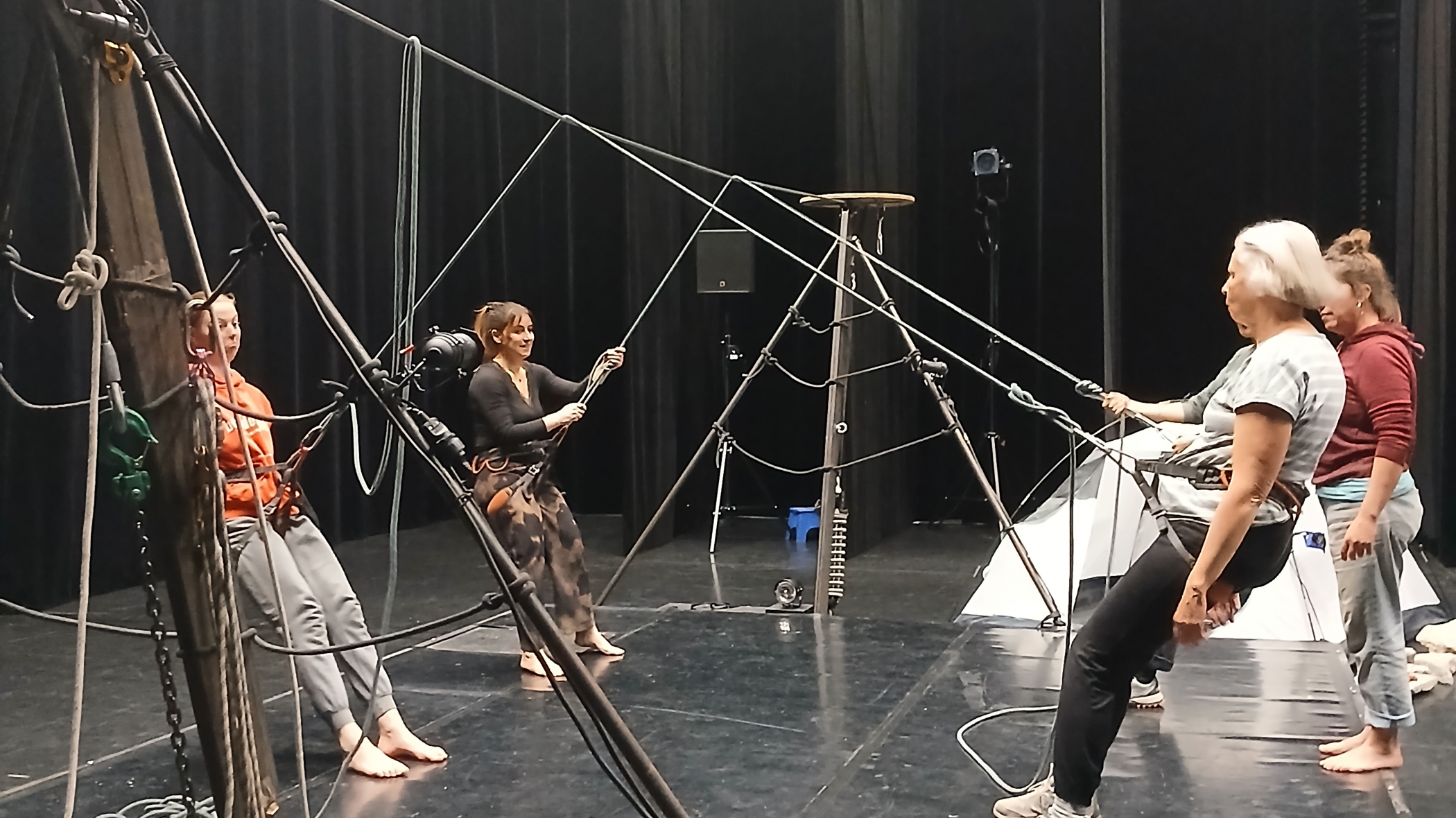 Atelier cirque entre équilibre et contrepoids avec La Féroce
