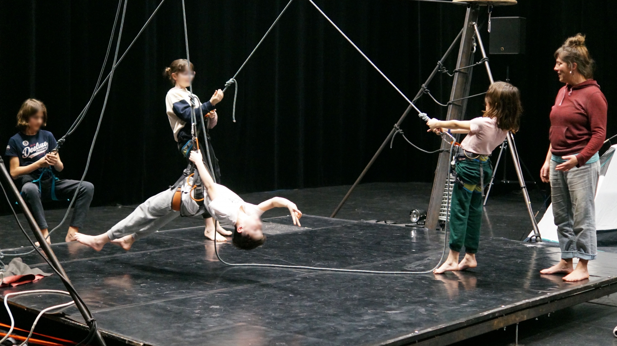 Atelier cirque entre équilibre et contrepoids avec La Féroce