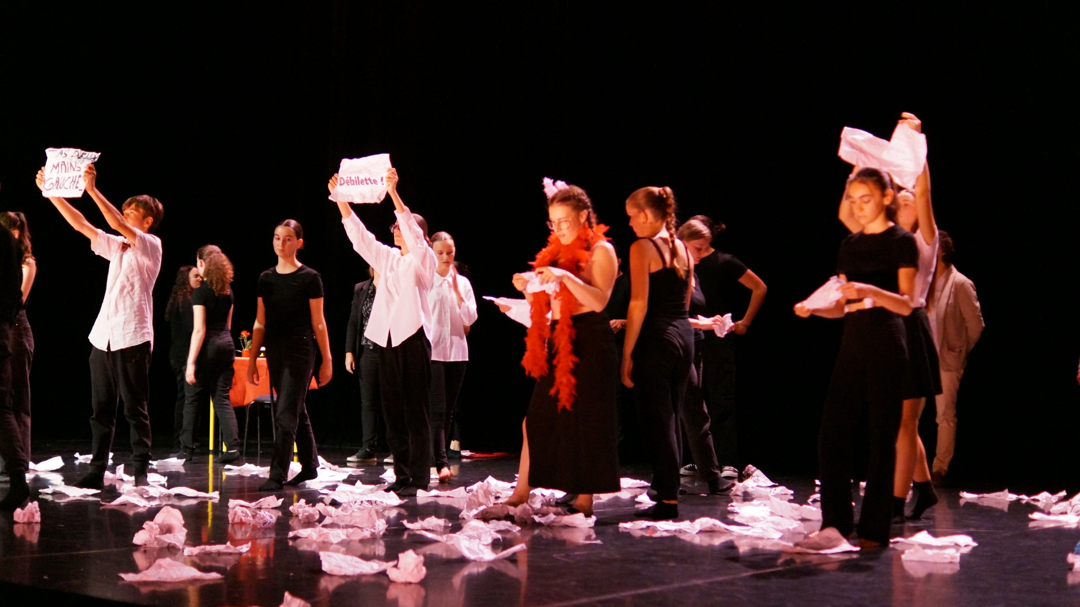 Les collégiens de l'option Arts de la scène au plateau