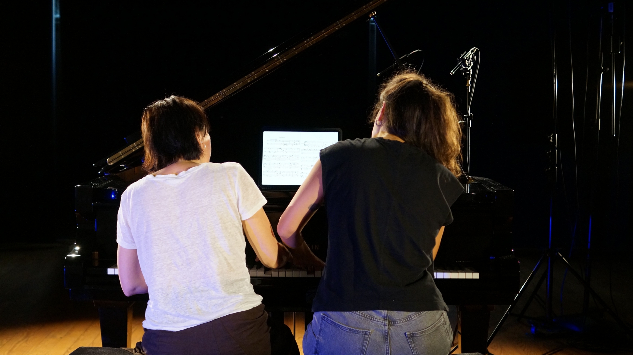 Quatre mains et un piano au studio d'enregistrement