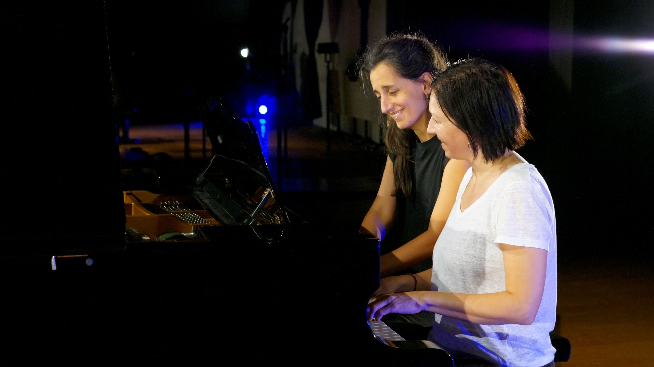 Quatre mains et un piano au studio d'enregistrement