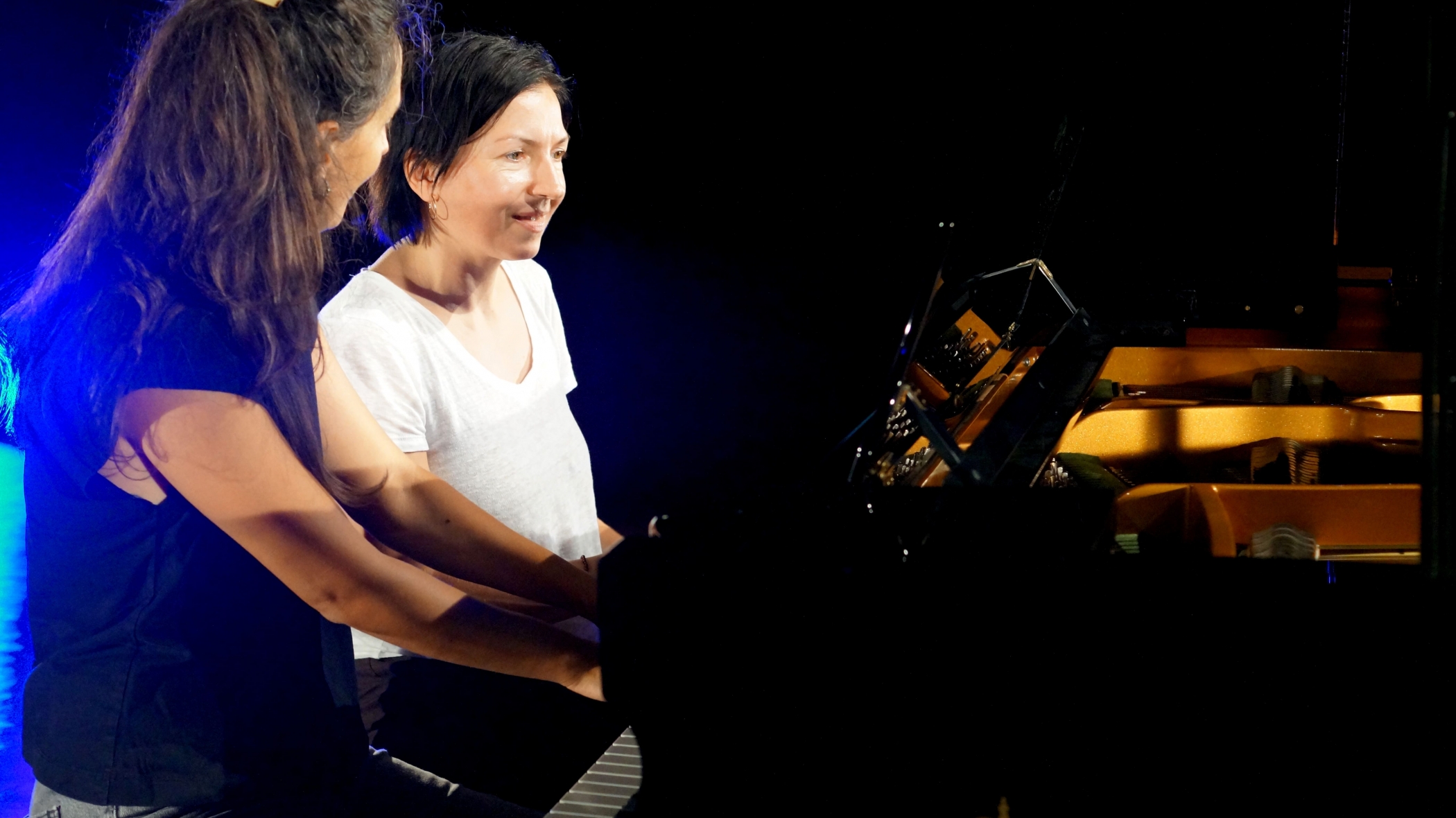 Quatre mains et un piano au studio d'enregistrement