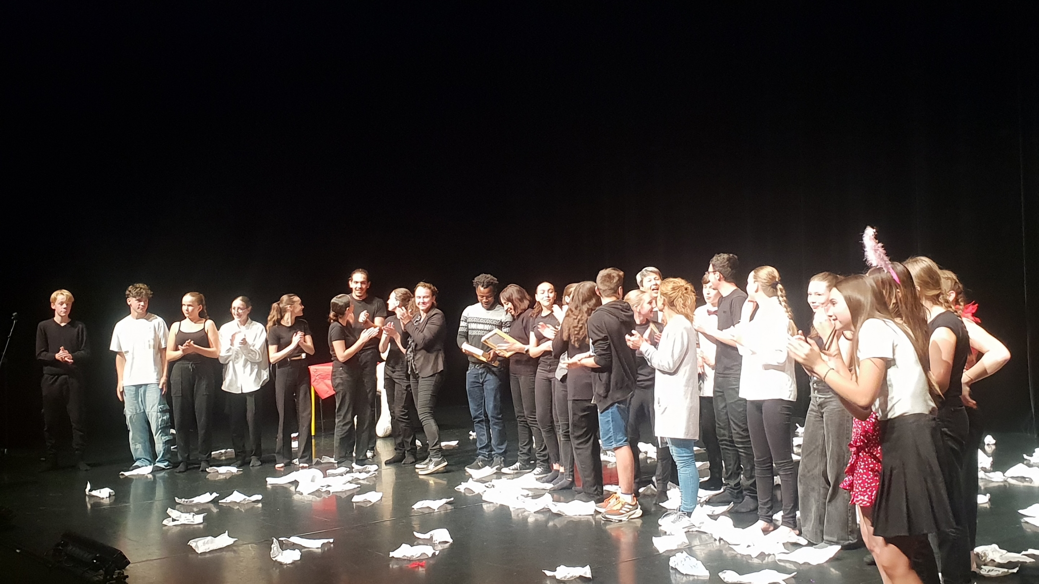 Les collégiens de l'option Arts de la scène au plateau